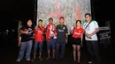 Beberapa suporter ‘’The Reds’ yang beruntung mendapat hadiah usai menyaksikan laga Liverpool kontra Manchester United di Alibaba Futsal, Bekasi, Minggu (22/3/2015). (Liputan6.com/Helmi Fithriansyah)