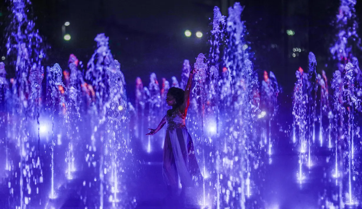 Penari tampil dalam acara pembukaan Sao Paulo Fashion Week di Sao Paulo, Brasil, Rabu (4/11/2020). Even dan karya dalam pagelaran tersebut dipertontonkan secara daring atau online terkait pencegahan COVID-19. (AP Photo/Marcelo Chello)