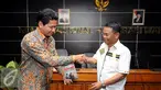 Ketua Komnas HAM, Imdadun Rahmat (kiri) menerima buku Palu dan Godam Melawan Keangkuhan dari Rusdy Mastura di Jakarta, Rabu (29/6). Buku itu kisah di balik permohonan maaf kepada korban pelanggaran HAM 1965-1966. (Liputan6.com/Helmi Fithriansyah)