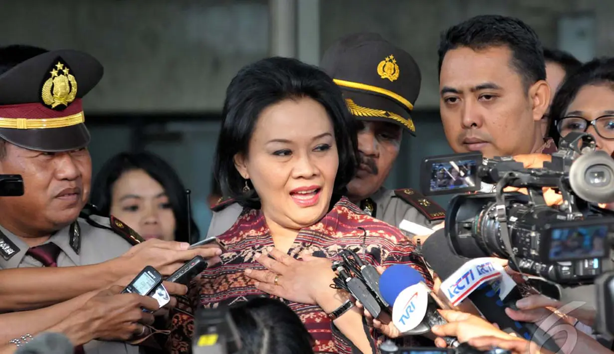 Istri Jero Wacik Pelesiran Pakai Uang Panas? Istri Jero Wacik, Triesnawati Jero Wacik diperiksa sebagai saksi bagi suaminya yang menjadi tersangka kasus dugaan pemerasan, Jakarta, (16/9/14). (Liputan6.com/Panji Diksana)