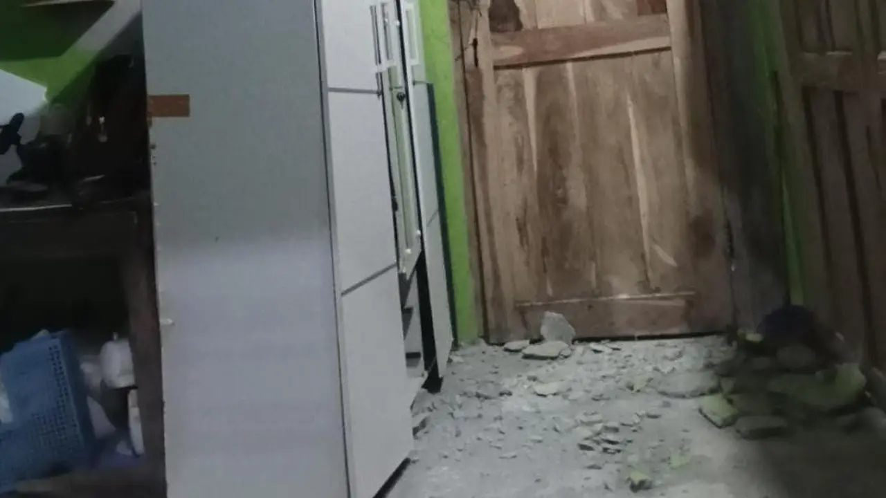 Gempa Pacitan menyebabkan rumah warga rusak. (BNPB)