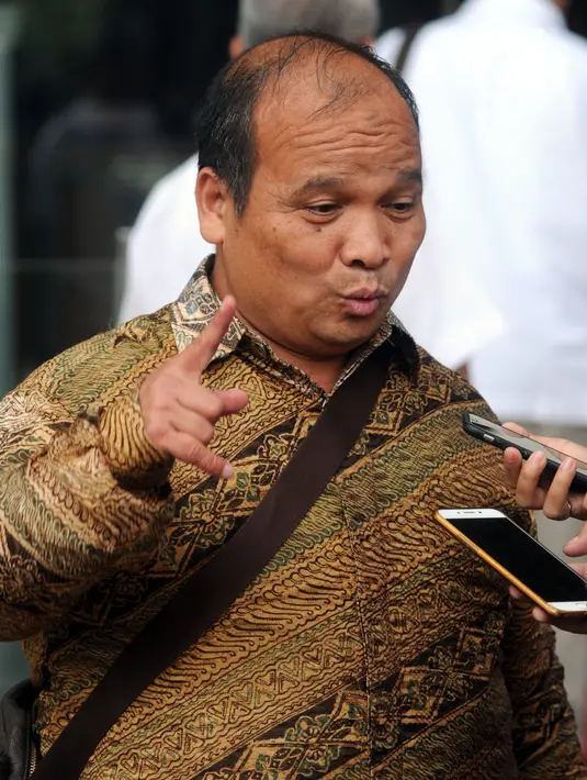 Mantan Ketua Pusat Pelaporan dan Analisis Transaksi Keuangan (PPATK) Yunus Husein menjawab pertanyaan wartawan usai menjadi pembicara internal pegawai KPK di gedung KPK, Jakarta, Senin (30/4).  (Merdeka.com/Dwi Narwoko)