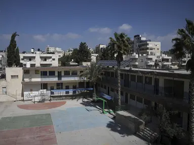 Sebuah sekolah yang ditutup terlihat di kota Bethlehem, Tepi Barat, Selasa (28/3/2023). (AP Photo/Mahmoud Illean)