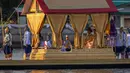 Raja Thailand Maha Vajiralongkorn dan Ratu Suthida menjalani prosesi Royal Barge di Sungai Chao Phraya, Bangkok, Kamis (12/12/2019). Acara ini merupakan prosesi akhir penobatan Raja Thailand Maha Vajiralongkorn. (AP Photo/Gemunu Amarasinghe)
