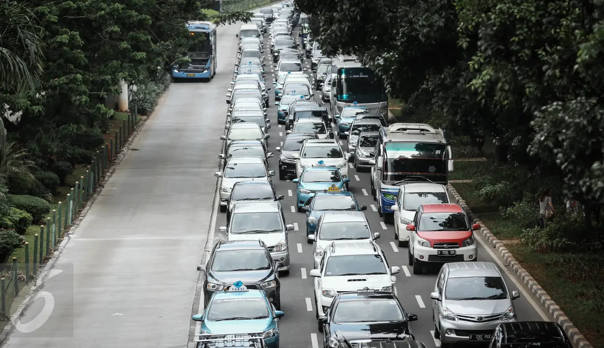 Suasana kepadatan arus lalu lintas di kawasan Jalan Sudirman, Jakarta, Rabu (6/4/2016).Rencana ini dilakukan untuk mengurangi kemacetan di Jakarta. (Liputan6.com/Faizal Fanani)