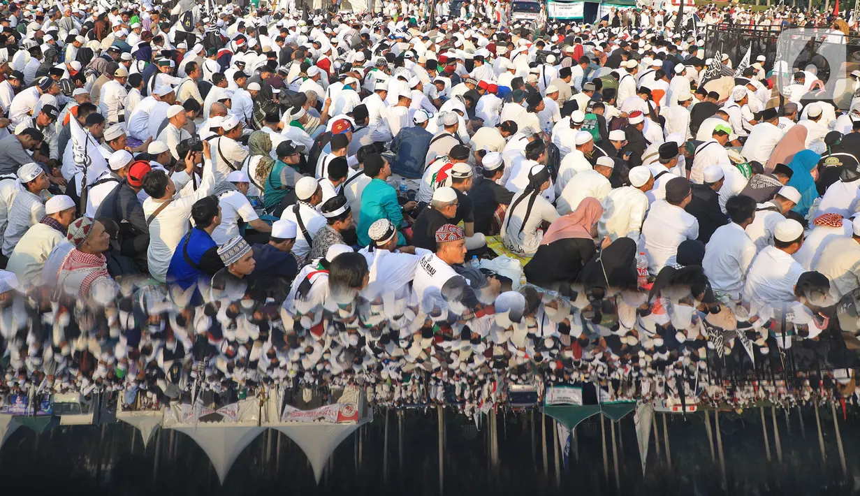 Massa mengikuti acara Munajat dan Maulid Akbar 2019 #ReuniMujahid212 di kawasan Monas, Jakarta, Senin (2/12/2019). Dalam acara tersebut, massa turut mendoakan agar Imam Besar FPI Rizieq Shihab segera dipulangkan. (Liputan6.com/Herman Zakharia)