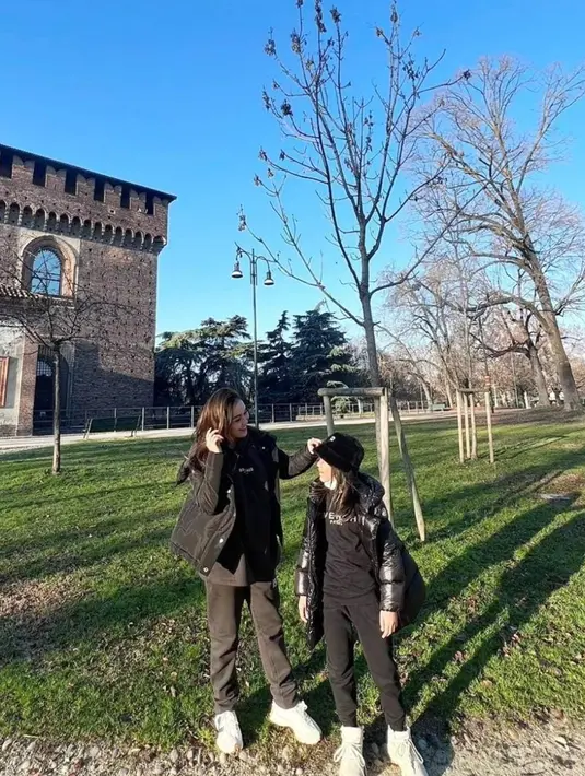 Mereka pun terlihat kompak mengenakan pakaian yang mirip dari atas hingga bawah