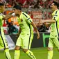 Penyerang Barcelona, Neymar merayakan selebrasi bersama Suarez dan Messi usai mencetak gol ke gawang saat leg kedua semifinal Liga Champions di Allianz Arena, Jerman, Rabu (13/5/2015). Bayern Muenchen menang 3-2 atas Barcelona. (Reuters/Kai Pfaffenbach)