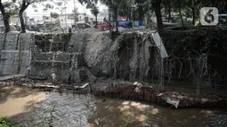 Suasana pengerjaan turap di bantaran Kali Kramat Jati, Jakarta, Jumat (20/1/2023). Pembangunan turap bertujuan untuk mencegah longsor yang dapat membahayakan warga sekitar. (Liputan6.com/Faizal Fanani)
