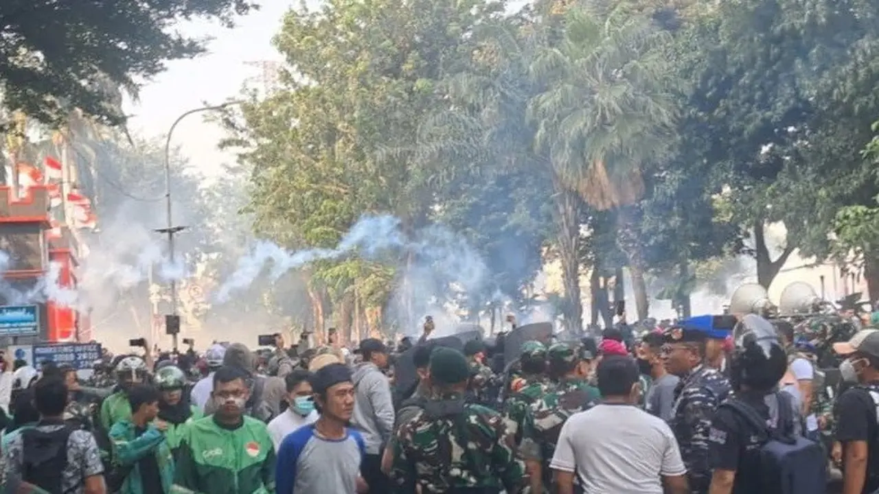 Massa rusuh di Mako Brimob Kwitang. Kocar-kacir saat Polri menembakkan gas air mata