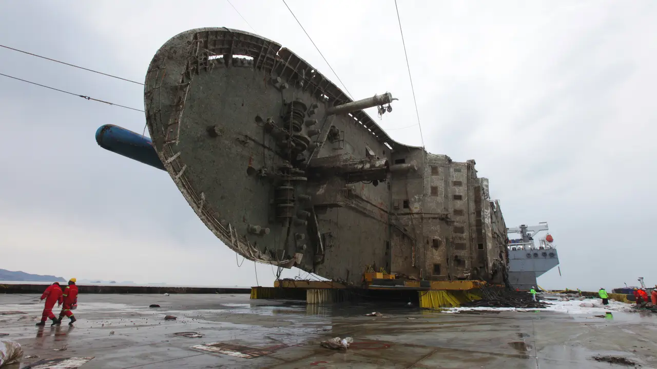 Begini Kondisi Kapal Feri Sewol yang Berhasil Diangkat