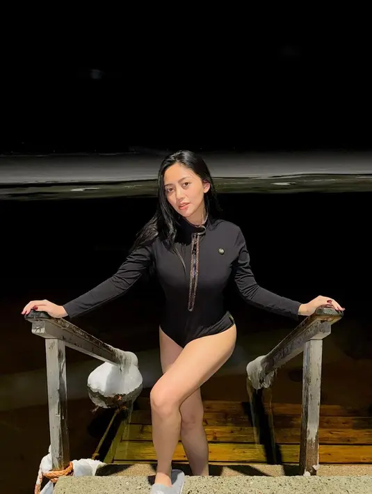 Swimsuit yang dikenakan Rachel Vennya ini memiliki lengan panjang dan bagian atas yang tertutup. [Foto: Instagram/rachelvennya]