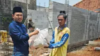 Paguyuban Pedagang Warteg dan Kakilima Jakarta dan Sekitarnya (Pandawakarta) membagikan sembako ke masyarakat tidak mampu jelang lebaran. (Foto: Istimewa).