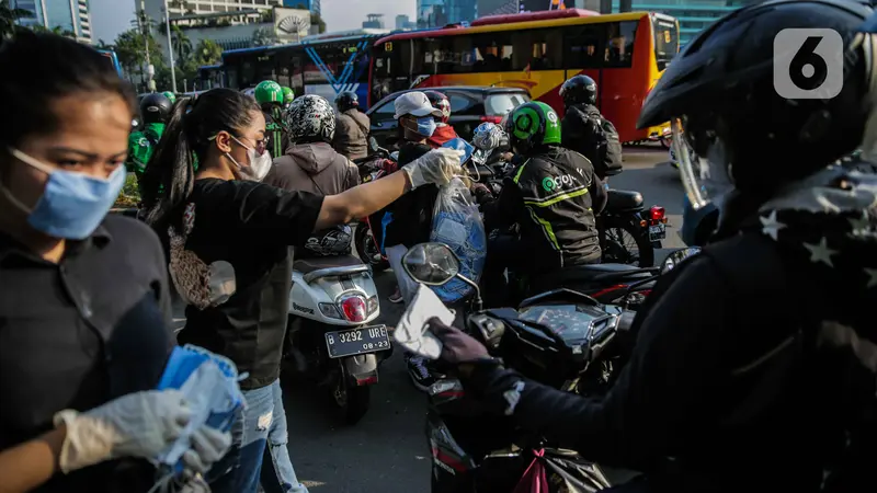 Relawan Bagi-Bagi Masker ke Pengguna Jalan