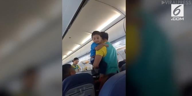 VIDEO: Viral, Pramugara Tenangkan Balita Menangis di Pesawat