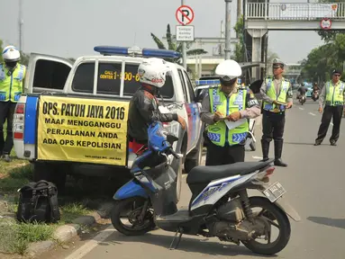 Direktorat Lalu Lintas Polda Metro Jaya merazia sejumlah kendaraan dalam rangka Operasi Patuh Jaya di Jalan Raya Pesing, Jakarta, Rabu (18/5). Razia untuk mengantisipasi sepeda motor yang melawan arus dan masuk jalur flyover. (Liputan6.com/Gempur M Surya)