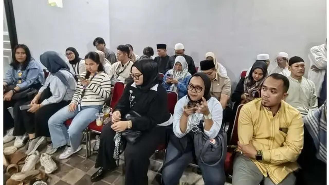 7 Potret Rumah Mpok Alpa Dipadati Ribuan Jemaah saat Tahlilan 7 Hari, Penuh Haru