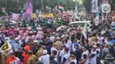 <p>Para massa mulai berdatangan dengan menumpangi bus dan kendaraan pribadi lalu mengibarkan bendera partai koalisi seperti, Nasdem, PKS, dan PKB. (Liputan6.com/Angga Yuniar)</p>