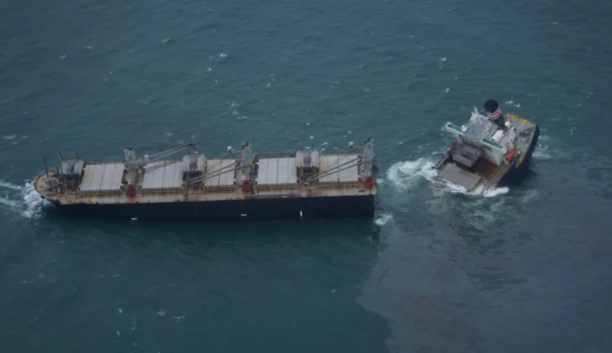 Foto selebaran yang diambil dan diterima pada 12 Agustus 2021 dari Markas Besar Penjaga Pantai Regional ke-2 Jepang menunjukkan kapal Panama, Crimson Polaris, kandas di Hachinohe, Prefektur Aomori. Kapalmembawa serpihan kayu ketika kandas. (Handout/Japan's 2nd Regional Coast Guard Headquarters/AFP)