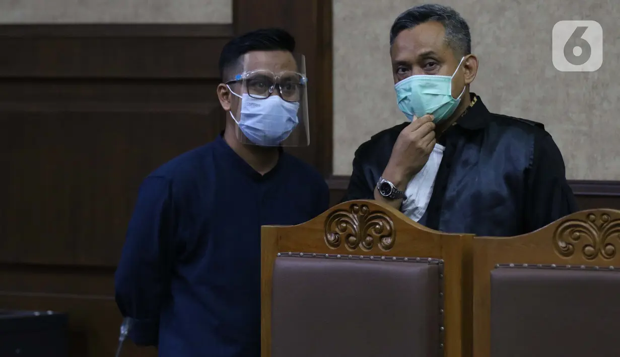 Terdakwa perantara suap dari Djoko Tjandra kepada Jaksa Pinangki Sirna Malasari terkait pengurusan fatwa di Mahkamah Agung (MA), Andi Irfan Jaya (kiri) saat jeda persidangan di Pengadilan Tipikor, Jakarta, Rabu (2/12/2020). Sidang mendengar keterangan saksi. (Liputan6.com/Helmi Fithriansyah)