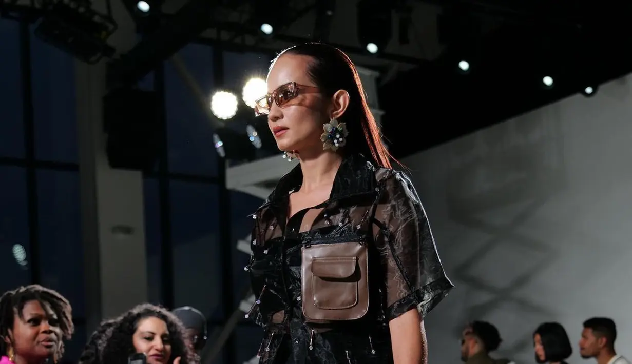 Melalui akun Instagram pribadinya, Enzy turut mengunggah momen saat dirinya catwalk di New York Fashion Week 2022. (FOTO: instagram.com/enzystoria)