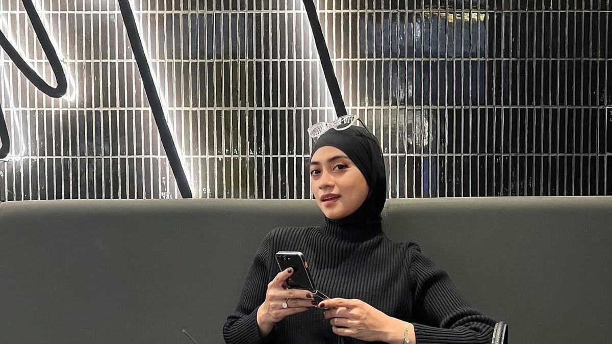 Inspirasi Outfit Ala Ayudia Bing Slamet, Si Penggemar Outfit Hitam yang Selalu Tampil Glowing dan Jadi Ciri Khasnya