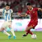 Pemain Timnas Indonesia, Marselino Ferdinan (kanan) berusaha melewati pemain Argentina, Facundo Buonanotte pada laga FIFA Matchday di Stadion Utama Gelora Bung Karno (SUGBK), Senayan, Jakarta, Senin (19/06/2023). (Bola.com/Bagaskara Lazuardi)
