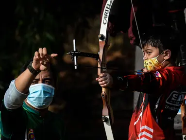 Seorang anak laki-laki berpartisipasi dalam latihan memanah yang diadakan SAN Archery Club di Desa Ciater, Tangerang Selatan (9/8/2020). SAN Archery Club dibuka kembali bagi anggotanya untuk berlatih kembali dengan mengikuti protokol kesehatan di tengah wabah COVID-19. (Agung Kuncahya B./Xinhua)