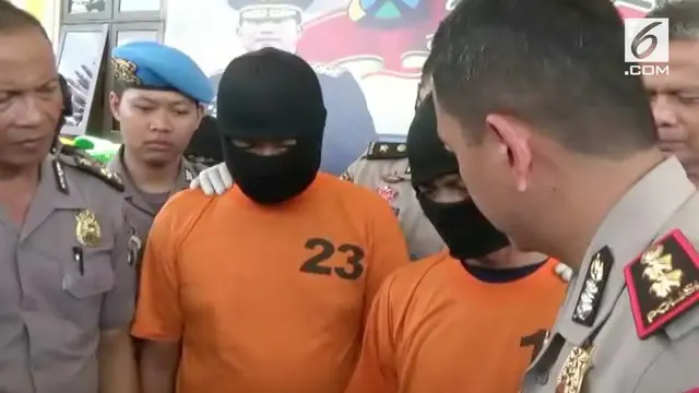 Dua PNS dibekuk Polisi karena kedapatan sebagai pemakai dan pengedar sabu-sabu di Mojokerto.