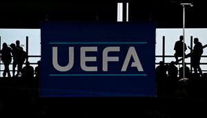 Penonton menunggu menjelang pertandingan babak 16 besar UEFA Euro 2024 antara Spanyol dan Georgia di Stadion Cologne di Cologne pada 30 Juni 2024. (Tobias SCHWARZ/AFP)