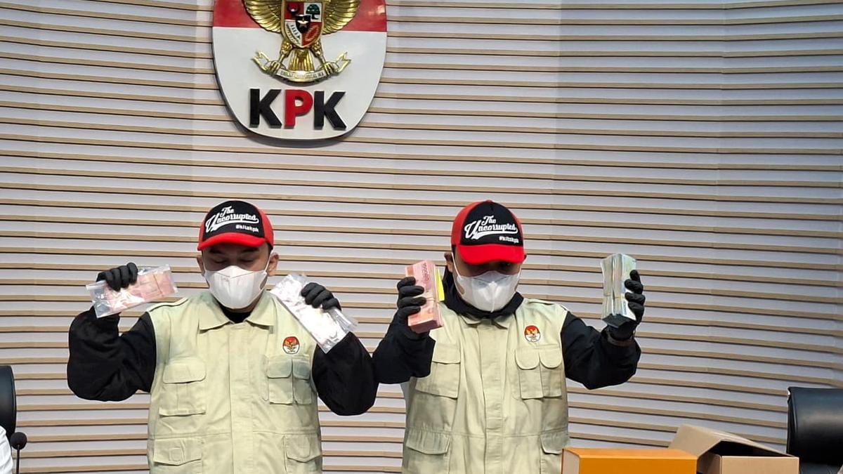 Bupati Tulungagung Terima Rp 2,7 M dari Peras Anak Buah, untuk Beli Sepatu dan Keperluan Pribadi