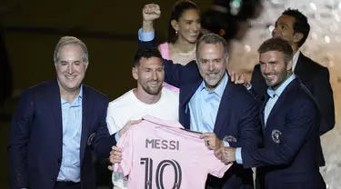 Lionel Messi (kedua kiri) memegang kaus tim Inter Miami miliknya saat berpose dengan rekan pemilik tim Jorge Mas (kiri), Jose Mas (kedua kanan), dan David Beckham (kanan) saat perayaan oleh tim di Stadion DRV PNK, Fort Lauderdale, Florida, Amerika Serikat, Minggu (16/7/2023). Perayaan dilakukan satu hari setelah Lionel Messi, Major League Soccer, dan Inter Miami menyelesaikan penandatanganannya hingga musim 2025. (AP Photo/Rebecca Blackwell)