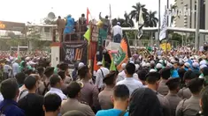Dicecar 27 pertanyaan usai di periksa direktorat kriminanal umum polda metro jaya Riziq Shihab memilih bertemu umat yang sedang lakukan demonstrasi