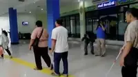 Jalur khusus ini meringankan penyandang tunanetra saat berada di terminal.