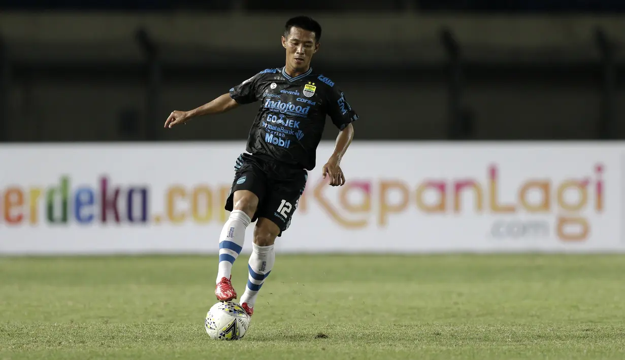 Bek Persib Bandung, Henhen Herdiana, menggiring bola saat melawan Perseru Serui pada laga Piala Presiden 2019 di Stadion Si Jalakl Harupat, Soreang, Bandung, Selasa (12/3). Persib menang 4-0 atas Perseru. (Bola.com/Yoppy Renato)