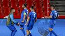 Para pemain Yunani merayakan gol penyeimbang 1-1 ke gawang Spanyol yag dicetak Anastasios Bakasetas(kedua dari kiri) dalam laga Kualifikasi Piala Dunia 2022 Zona Eropa Grup B di Los Carmenes Stadium, Granada, Kamis (25/3/2021). Yunani bermain imbang 1-1 dengan Spanyol. (AP/Fermin Rodriguez)