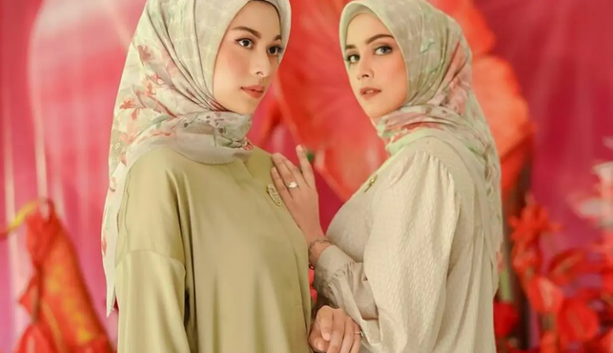 Dua brand modest fashion terbesar di Indonesia, Buttonscarves dan RiaMiranda meluncurkan koleksi kolaborasi scarf yang bermana The Xanadu series. (Foto: Instagram.com/Inforiamiranda).