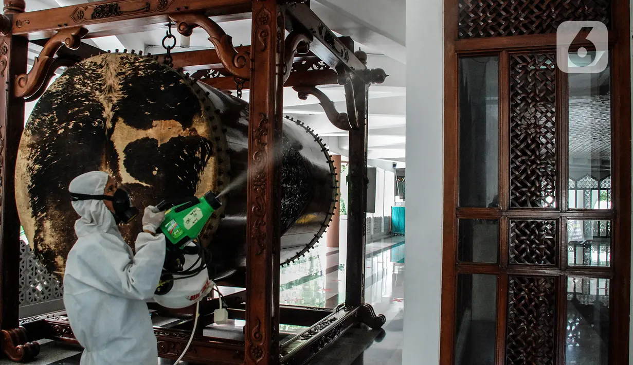 Petugas melakukan Penyemprotan Disinfektan di Masjid Baiturrahman Kompleks Parlemen, Senayan, Jakarta, Kamis (22/10/2020). Mulai hari ini Gedung DPR RI akan ditutup selama dua hari ke depan. (Liputan6.com/Johan Tallo)