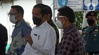 Presiden Joko Widodo (tengah) berbincang dengan Menteri Kesehatan Budi Gunadi Sadikin (kanan) saat meninjau vaksinasi COVID-19 di Stasiun Bogor, Jawa Barat, Kamis (17/6/2021). Vaksinasi di Stasiun Bogor menyasar petugas dan pekerja stasiun serta penumpang kereta. (Liputan6.com/Herman Zakharia)