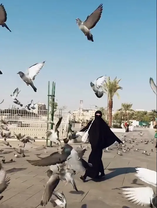 Salah satu yang menarik perhatian netizen adalah penampilan Syahnaz yang berbeda dari biasanya. Syahnaz tampil syari hingga menutup sebagian wajahnya dengan cadar. [Instagram/syahnazs]