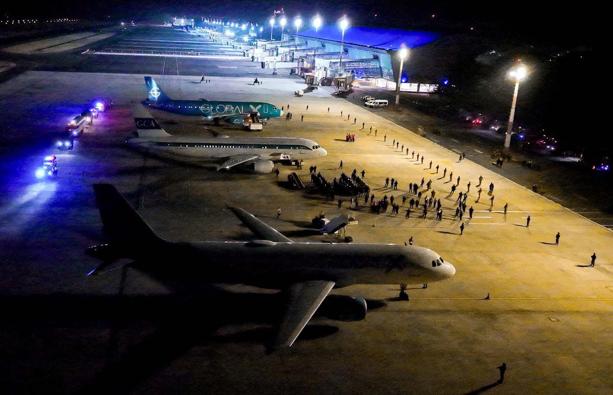 FOTO: Super Ketat Kemanan saat Deportasi 250 Imigran Terduga Anggota Geng Kriminal ke Penjara CECOT El Salvador