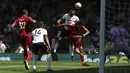 Fulham berhasil unggul 1-0 pada menit ke-32. Umpan silang Kenny Tete ke tiang jauh berhasil ditanduk Aleksandar Mitrovic tanpa bisa diantisipasi kiper Liverpool Alisson Becker. Skor 1-0 untuk tuan rumah bertahan hingga babak pertama usai. (AP/Ian Walton)