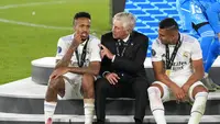 Carlo Ancelotti&nbsp;(tengah) berbicara dengan pemainnya Casemiro&nbsp;(kanan) dan Eder Militao setelah memenangkan pertandingan sepak bola final Piala Super Eropa antara Real Madrid dan Eintracht Frankfurt di Stadion Olimpiade Helsinki, Finlandia, Kamis (11/8/22022) dini hari WIB. Real Madrid memenangkan 2 -0. (AP/Antonio Calanni)