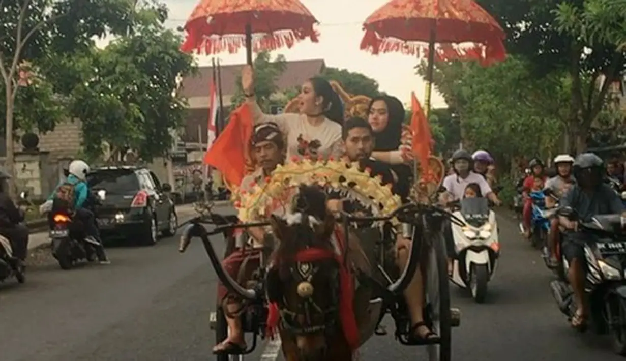 Penyanyi cantik Syahrini di arak keliling kota Jembrana Bali. Dengan menggunakan delman, Syahrini menyapa warga Nagara, Bali. Sambutan masyarakat begitu antusias dipinggir jalan yang dilaluinya. (Instagram/princessyahrini)