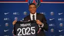 Striker Paris Saint-Germain (PSG) Kylian Mbappe menunjukkan jerseynya saat konferensi pers di Stadion Paris des Princes, Paris, Prancis, 23 Mei 2022. Keputusan Kylian Mbappe menolak Real Madrid dan berkomitmen untuk PSG selama tiga musim lagi menandai dimulainya proyek pembangunan klub juara Liga Prancis tersebut. (AP Photo/Michel Spingler)