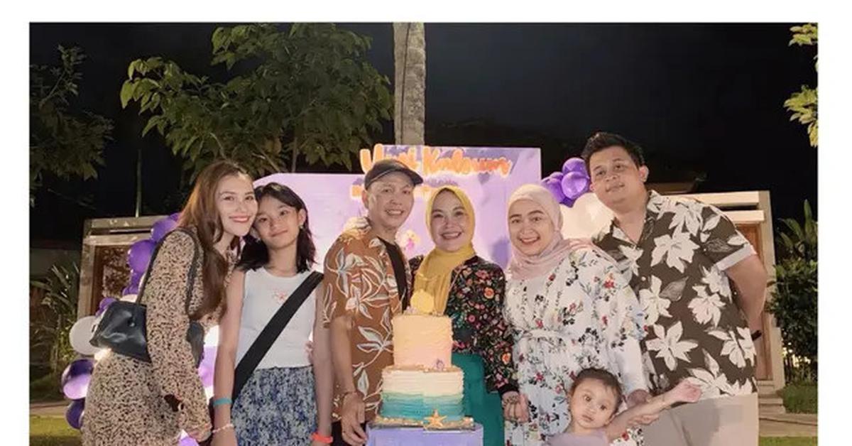 5 Potret Pesta Ultah Ibunda Ayu Ting Ting, Suprise Manis dari Keluarga Tercinta