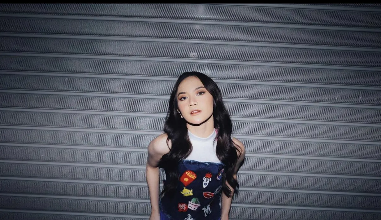 Mahalini paham betul bagaimana harus bergaya. Tampilan fashionnya curi perhatian di segala kesempatan. [Foto: Instagram/ @mahaliniraharja]