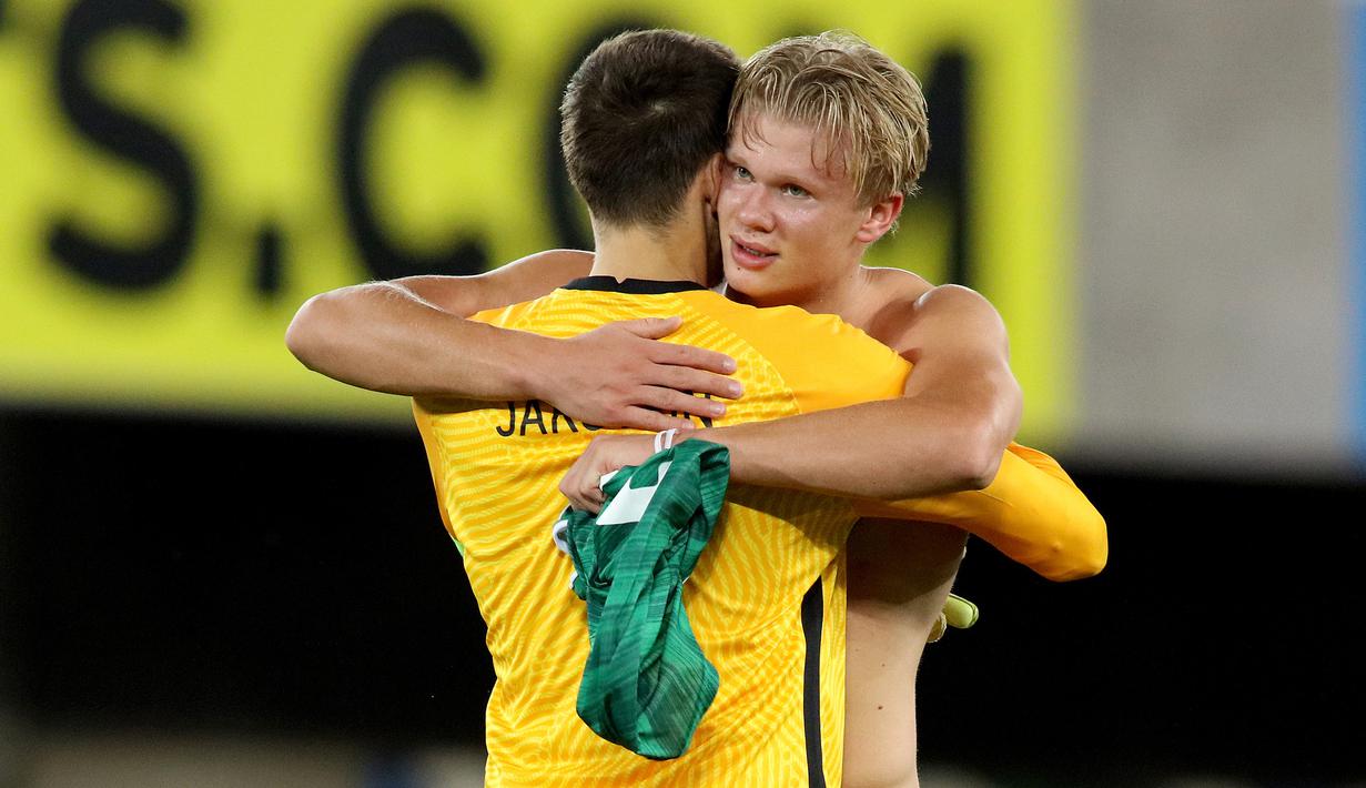 Penyerang Norwegia, Erling Braut Haaland, merayakan kemenangan atas Irlandia Utara pada laga UEFA Nations League di Windsor Park, Selasa (8/9/2020) dini hari WIB. Norwegia menang telak 5-1 atas Irlandia Utara. (AFP/Paul Faith)