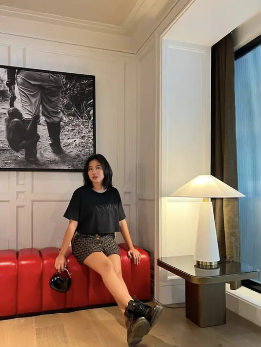 Dengan tampilan casual, ia terlihat begitu menawan. [Foto: Instagram/ Shenina Cinnamon]