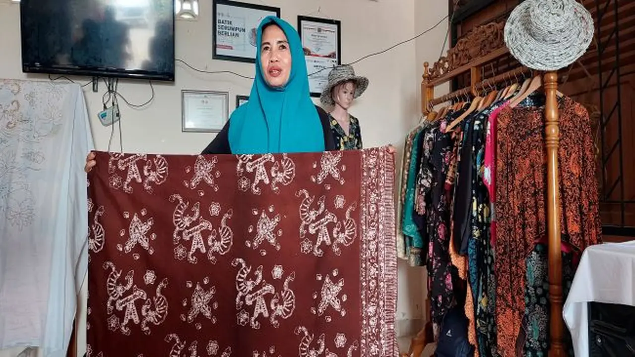 Ketua Kelompok Batik Serumpun Berlian, Tinah (Foto: Liputan6.com/Agustina Melani)